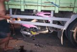 Ngeri! Pengendara motor nyungsep ke belakang truk parkir
