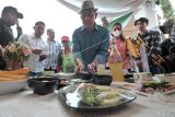 Walikota Jambi Syarif Fasha (tengah) melihat masakan khas daerah itu pada Festival Kuliner Kota Jambi 2022 di Danau Sipin, Jambi, Sabtu (13/8/2022). Festival tahunan yang disandingkan dengan pameran produk UMKM itu digelar 13-14 Agustus 2022 guna merangsang tumbuhnya inovasi produk kuliner lokal dan sekaligus memeriahkan peringatan HUT Kemerdekaan Republik Indonesia. ANTARA FOTO/Wahdi Septiawan/aww.