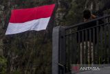 Seorang anak memberi hormat ke arah Bendera Merah Putih yang dibentangkan di tebing Gunung Batu, Lembang, Kabupaten Bandung Barat, Jawa Barat, Senin (15/8/2022). Bendera yang berukuran 8 x 12 meter tersebut dibentangkan oleh warga dan komunitas di atas ketinggian 1.228 mdpl untuk menyambut HUT ke-77 Republik Indonesia sebagai salah satu wujud menumbuhkan patriotisme jiwa patriotisme nilai-nilai kebangsaan bagi generasi muda. ANTARA FOTO/Novrian Arbi/agr
