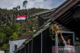 Sebuah bendera Merah Putih terbentang di dinding tebing Gunung Batu, Lembang, Kabupaten Bandung Barat, Jawa Barat, Senin (15/8/2022). Bendera yang berukuran 8 x 12 meter tersebut dibentangkan oleh warga dan komunitas di atas ketinggian 1.228 mdpl untuk menyambut HUT ke-77 Republik Indonesia sebagai salah satu wujud menumbuhkan patriotisme jiwa patriotisme nilai-nilai kebangsaan bagi generasi muda. ANTARA FOTO/Novrian Arbi/agr
