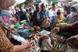 Menteri Perdagangan Zulkifli Hasan (tengah) berbincang dengan pedagang yang melayani ibu-ibu berbelanja di Pasar Dukuh Kupang, Surabaya, Jawa Timur, Minggu (14/8/2022). Kunjungannya untuk memantau harga sejumlah bahan pangan di pasar tersebut. ANTARA Jatim/Didik Suhartono/zk