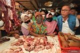  Menteri Perdagangan Zulkifli Hasan (kanan) meninjau stan penjual daging sapi di Pasar Dukuh Kupang, Surabaya, Jawa Timur, Minggu (14/8/2022). Kunjungannya untuk memantau harga sejumlah bahan pangan di pasar tersebut. ANTARA Jatim/Didik Suhartono/zk