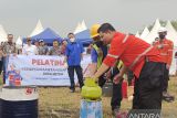 Safety Department, Indocement Kompleks Pabrik Citeureup memberikan pelatihan masyarakat desa mitra menangani kebakaran. Masyarakat diberikan informasi mengenai bagaimana cara memasang regulator gas untuk tabung gas ukuran 3kg serta cara menggunakan alat pemadam api rangan (APAR). Kegiatan ini dilakasankan dalam kegiatan Tarikolot Expo yang dilaksanakan di Lapangan Kenam, Desa Tarikolot, Kecamatan Citeureup, Bogor pada 12 Agustus 2022. (Foto Antara/Indocement).