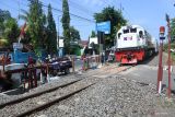 Kereta api Probowangi melintasi perlintasan sebidang yang ditutup di Jalan Mangga, Kecamatan Patrang, Jember, Jawa Timur, Sabtu (13/8/2022). PT Kereta Api Indonesia Daop 9 Jember menutup pintu perlintasan sebidang pasca terjadinya kecelakaan yang menewaskan dua orang warga, serta untuk menjaga keamanan perjalanan kereta api. Antara Jatim/Seno/zk