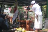 Seorang pemuka agama membasuh lingga di Candi Dorok, Desa Manggis, Kediri, Jawa Timur, Minggu (14/8/2022). Kirab budaya dan tradisi basuh lingga di candi Dorok tersebut dilakukan setiap bulan Suro penanggalan Jawa. ANTARA Jatim/Prasetia Fauzani/zk