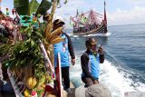  Warga nelayan membawa gitik sesaji yang akan dilarung di perairan Sembulungan pada  acara Ritual Petik Laut Muncar, Banyuwangi, Jawa Timur, Sabtu (13/8/2022). Tradisi turun temurun yang digelar setiap tanggal 15 muharram sejak tahun 1901 itu, merupakan warisan budaya leluhur sebagai ungkapan rasa syukur atas rezeki yang melimpah juga berharap kepada Yang maha Kuasa agar para nelayan diberikan keselamatan dan kemudahan rejeki. ANTARA Jatim/Budi Candra Setya/zk