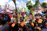 Warga nelayan membawa gitik sesaji yang akan dilarung di perairan Sembulungan pada  acara Ritual Petik Laut Muncar, Banyuwangi, Jawa Timur, Sabtu (13/8/2022). Tradisi turun temurun yang digelar setiap tanggal 15 muharram sejak tahun 1901 itu, merupakan warisan budaya leluhur sebagai ungkapan rasa syukur atas rezeki yang melimpah juga berharap kepada Yang maha Kuasa agar para nelayan diberikan keselamatan dan kemudahan rejeki. ANTARA Jatim/Budi Candra Setya/zk