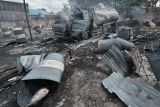 Satu unit mobil pembawa minyak hangus akibat kebakaran di salah satu gudang minyak di Jambi, Senin (15/8/2022). Tidak ada korban jiwa dalam kejadian itu namun kerugian ditaksir mencapai ratusan juta rupiah. ANTARA FOTO/Wahdi Septiawan/foc.
