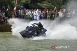 Prajurit TNI Kodam Iskandar Muda melakukan atraksi bermain Jetski  saat mengikuti Festival Merah Putih di Sungai Krueng Aceh, Banda Aceh, Senin (15/8/2022). Festival Merah Putih yang dimeriahkan parade perahu hias, lomba perahu karet dan atraksi Jetski melibat TNI,Polri, BUMN, Basarnas dan masyarakat itu dalam rangka menyambut perayaan HUT ke-77 Kemerdekaan RI.ANTARA FOTO/Ampelsa.