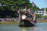 Peserta berpakaian adat Aceh berada di kapal hias saat mengikuti Festival Merah Putih di Sungai Krueng Aceh, Banda Aceh, Senin (15/8/2022). Festival Merah Putih yang dimeriahkan parade perahu hias, lomba perahu karet dan atraksi Jetski melibat TNI,Polri, BUMN, Basarnas dan masyarakat itu dalam rangka menyambut perayaan HUT ke-77 Kemerdekaan RI.ANTARA FOTO/Ampelsa.