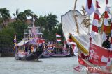 Peserta berpakaian adat Aceh berada di kapal hias saat mengikuti Festival Merah Putih di Sungai Krueng Aceh, Banda Aceh, Senin (15/8/2022). Festival Merah Putih yang dimeriahkan parade perahu hias, lomba perahu karet dan atraksi Jetski melibat TNI,Polri, BUMN, Basarnas dan masyarakat itu dalam rangka menyambut perayaan HUT ke-77 Kemerdekaan RI.ANTARA FOTO/Ampelsa.