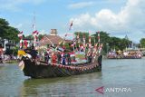 Peserta berpakaian adat Aceh berada di kapal hias saat mengikuti Festival Merah Putih di Sungai Krueng Aceh, Banda Aceh, Senin (15/8/2022). Festival Merah Putih yang dimeriahkan parade perahu hias, lomba perahu karet dan atraksi Jetski melibat TNI,Polri, BUMN, Basarnas dan masyarakat itu dalam rangka menyambut perayaan HUT ke-77 Kemerdekaan RI.ANTARA FOTO/Ampelsa.