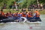 Peserta memacu perahu karet saat mengikuti perlombaan Festival Merah Putih di Sungai Krueng Aceh, Banda Aceh, Senin (15/8/2022). Festival Merah Putih yang dimeriahkan parade perahu hias, lomba perahu karet dan atraksi Jetski melibat TNI,Polri, BUMN, Basarnas dan masyarakat itu dalam rangka menyambut perayaan HUT ke-77 Kemerdekaan RI.ANTARA FOTO/Ampelsa.