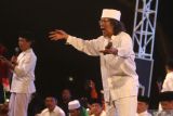  Budayawan Emha Ainun Najib atau biasa disebut dengan Cak Nun menyapa penonton saat kegiatan bertajuk Gempita Kemerdekaan di Kediri, Jawa Timur, Senin (15/8/2022). Ngaji bareng yang dihadiri ribuan penonton tersebut guna menyongsong HUT ke-77 kemerdekaan RI. ANTARA Jatim/Prasetia Fauzani/zk