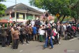 Massa pendukung Bahar Smith padati PN Bandung jelang sidang vonis