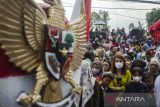 Waga menonton parade Lembang Carnival Days di kawasan Alun-alun Lembang, Kabupaten Bandung Barat, Jawa Barat, Selasa (16/8/2022). Karnaval tersebut diikuti oleh seluruh warga kawasan Lembang yang menampilkan parade kostum dan budaya untuk memperingati HUT Ke-77 Republik Indonesia. ANTARA FOTO/Novrian Arbi/agr