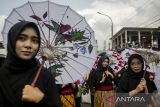 Warga mengikuti parade Lembang Carnival Days di kawasan Alun-alun Lembang, Kabupaten Bandung Barat, Jawa Barat, Selasa (16/8/2022). Karnaval tersebut diikuti oleh seluruh warga kawasan Lembang yang menampilkan parade kostum dan budaya untuk memperingati HUT Ke-77 Republik Indonesia. ANTARA FOTO/Novrian Arbi/agr