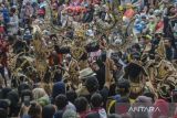 Warga mengikuti parade Lembang Carnival Days di kawasan Alun-alun Lembang, Kabupaten Bandung Barat, Jawa Barat, Selasa (16/8/2022). Karnaval tersebut diikuti oleh seluruh warga kawasan Lembang yang menampilkan parade kostum dan budaya untuk memperingati HUT Ke-77 Republik Indonesia. ANTARA FOTO/Novrian Arbi/agr