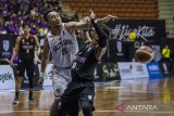 Pebasket Pelita Jaya Bakrie Jakarta M HArdian Wicaksono (kedua kanan) berebut bola dengan pebasket RANS PIK Basketball Januar Kuntara (kanan) saat pertandingan Playoff Liga Bola Basket Indonesia (IBL) Tokopedia 2022 di Gor C-Tra Arena, Bandung, Jawa Barat, Selasa (16/8/2022). Pelita Jaya Bakrie Jakarta berhasil mengalahkan RANS PIK Basketball dengan skor 93-86. ANTARA FOTO/M Agung Rajasa/agr