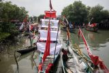 Nelayan mengikuti lomba perahu hias di pesisir Desa Tambak Cemandi, Sedati, Sidoarjo, Jawa Timur, Selasa (16/8/2022). Lomba perahu hias yang diikuti ratusan nelayan tersebut untuk memeriahkan peringatan HUT ke-77 Kemerdekaan RI. ANTARA Jatim/Umarul Faruq/zk