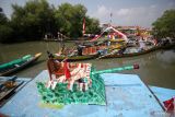  Nelayan mengikuti lomba perahu hias di pesisir Desa Tambak Cemandi, Sedati, Sidoarjo, Jawa Timur, Selasa (16/8/2022). Lomba perahu hias yang diikuti ratusan nelayan tersebut untuk memeriahkan peringatan HUT ke-77 Kemerdekaan RI. ANTARA Jatim/Umarul Faruq/zk