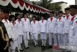 Tim Pasukan Pengibar Bendera Pusaka KJRI Kuching, Rabu (17/8)  sedang berdoa bersama di pimpin BA ILO TNI KJRI Kuching yang juga prlatih mereka, Serka Ronny Nugroho. Upacara HUT RI ke 77 di KJRI juga diikuti WNI di negeri jiran itu. Foto  Antara/Slamet Ardiansyah.