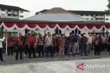 Warga Negara Indonesia yang berada di Serawak, Malaysia mengikuti upacara HUT RI di KJRI Kuching. Rabu (17/8). Kegiatan diambil sesaat sebelum upacara berlangsung. Foto Antara/Slamet Ardiansyah