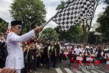 Gubernur Jawa Barat Ridwan Kamil melepas pawai skuter usai upacara pengibaran bendera merah putih peringatan Proklamasi Hut Kemerdekaan Ke-77 Republik Indonesia di Lapangan Gasibu, Bandung, Jawa Barat, Rabu (17/8/2022). Gubernur Jawa Barat sebagai inspektur upacara menyampaikan momen peringatan kemerdekaan tahun ini menjadi momentum bangkit kembali menuju Jabar Juara dan Indonesia Juara. ANTARA FOTO/Novrian Arbi/agr
