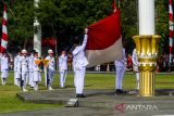 Paskibraka Jawa Barat membentangkan bendera merah putih saat upacara pengibaran bendera peringatan Proklamasi Hut Kemerdekaan Ke-77 Republik Indonesia di Lapangan Gasibu, Bandung, Jawa Barat, Rabu (17/8/2022). Gubernur Jawa Barat sebagai inspektur upacara menyampaikan momen peringatan kemerdekaan tahun ini menjadi momentum bangkit kembali menuju Jabar Juara dan Indonesia Juara. ANTARA FOTO/Novrian Arbi/agr
