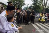 Gubernur Jawa Barat Ridwan Kamil bersama anaknya melihat pawai skuter usai upacara peringatan Proklamasi Hut Kemerdekaan Ke-77 Republik Indonesia di Lapangan Gasibu, Bandung, Jawa Barat, Rabu (17/8/2022). Gubernur Jawa Barat sebagai inspektur upacara menyampaikan momen peringatan kemerdekaan tahun ini menjadi momentum bangkit kembali menuju Jabar Juara dan Indonesia Juara. ANTARA FOTO/Novrian Arbi/agr
