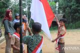 Anak Rimba kibarkan Merah Putih di halaman Kantor KKI Warsi Taman Nasional Bukit Duabelas