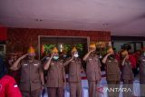 Sejumlah veteran mengikuti upacara peringatan HUT ke-77 Kemerdekaan RI di  halaman Kantor DPC PDI Perjuangan Surabaya, Jawa Timur, Rabu (17/8/2022). Upacara yang dilaksanakan kader PDI Perjuangan dengan mengenakan pakaian adat berbagai suku di Indonesia dan dihadiri sejumlah veteran tersebut diharapkan menjadi momentum memperkuat persatuan dan kesatuan rakyat Indonesia. ANTARA Jatim/dok PDI Perjuangan/Zk