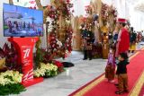 Kemerdekaan RI - Presiden Jokowi ajak cucu saksikan kirab budaya saat HUT RI di Istana