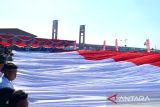 Kemerdekaan RI - Wali Kota Palembang Harnojoyo bentangkan Bendera Merah Putih raksasa