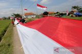 Warga melaksanakan kirab bendera Merah Putih di Desa Jumbleng, Kecamatan Losarang, Indramayu, Jawa Barat, Rabu (17/8/2022). Kegiatan kirab bendera Merah Putih sepanjang 500 meter yang digelar oleh komunitas Gubug Merah Putih itu dalam rangka memperingati HUT ke-77 Kemerdekaan RI. ANTARA FOTO/Dedhez Anggara/agr