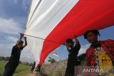 Warga melaksanakan kirab bendera merah putih terpanjang di Desa Jumbleng, Kecamatan Losarang, Indramayu, Jawa Barat, Rabu (17/8/2022). Kegiatan kirab bendera Merah Putih sepanjang 500 meter yang digelar oleh komunitas Gubug Merah Putih itu dalam rangka memperingati HUT ke-77 Kemerdekaan RI. ANTARA FOTO/Dedhez Anggara/agr