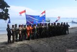 Pasukan Komando Pembinaan Doktrin Pendidikan dan Latihan TNI AL (Kodiklatal) mengikuti upacara bendera peringatan HUT ke-77 Kemerdekaan RI di Pantai Pasir Putih, Situbondo, Jawa Timur, Rabu (17/8/2022).

TNI AL mengibarkan Bendera Merah Putih di bawah laut  di 77 titik di Indonesia dalam rangka memperingati HUT ke-77 RI. ANTARA Jatim/Seno/zk

