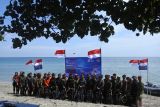  Pasukan Komando Pembinaan Doktrin Pendidikan dan Latihan TNI AL (Kodiklatal) mengikuti upacara bendera peringatan HUT ke-77 Kemerdekaan RI di Pantai Pasir Putih, Situbondo, Jawa Timur, Rabu (17/8/2022).

TNI AL mengibarkan Bendera Merah Putih di bawah laut  di 77 titik di Indonesia dalam rangka memperingati HUT ke-77 RI. ANTARA Jatim/Seno/zk

