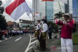 Warga mengikuti upacara detik-detik proklamasi kemerdekaan Republik Indonesia di Kawasan Jalan Simpang Lima, Bandung, Jawa Barat, Rabu (17/8/2022). Warga dan pengendara di kawasan tersebut berhenti dan melaksanakan upacara selama tiga menit untuk memperingati HUT ke-77 Kemerdekaan Republik Indonesia sebagai refleksi arti perjuangan dalam merebut kemerdekaan dari penjajah. ANTARA FOTO/Novrian Arbi/agr
