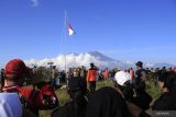  Pendaki mengikuti upacara bendera untuk memperingati HUT ke-77 Proklamasi Kemerdekaan RI di Gunung Bekel, Mojokerto, Jawa Timur, Rabu (17/8/2022). Upacara bendera yang diikuti sedikitnya 500 pendaki tersebut diselenggarakan untuk memperingati HUT ke-77 Republik Indonesia. ANTARA Jatim/Hildaniar Novitasari/ZK