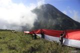 Pendaki melakukan kirab bendera Merah Putih sepanjang 100 meter di Gunung Bekel, Mojokerto, Jawa Timur, Rabu (17/8/2022). Kegiatan yang diikuti sedikitnya 500 pendaki tersebut diselenggarakan untuk memperingati HUT ke-77 Republik Indonesia. ANTARA Jatim/Hildaniar Novitasari/ZK