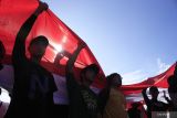 Pendaki melakukan kirab bendera Merah Putih sepanjang 100 meter di Gunung Bekel, Mojokerto, Jawa Timur, Rabu (17/8/2022). Kegiatan yang diikuti sedikitnya 500 pendaki tersebut diselenggarakan untuk memperingati HUT ke-77 Republik Indonesia. ANTARA Jatim/Hildaniar Novitasari/ZK