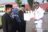 Wako Fadly Amran serahkan penghargaan Satyalancana dan hadiah seusai upacara HUT RI