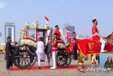 Duplikat bendera pusaka dan naskah teks proklamasi dibawa dengan kereta kencana