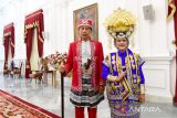 Ibu Negara Iriana Jokowi mengenakan pakaian adat dari Buton