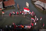 UPACARA BENDERA DI TENGAH BANJIR ROB