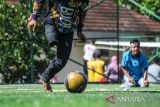 Penyandang disabilitas mengikuti pertandingan sepak bola saat perlombaan HUT RI bagi siswa disabilitas di Panti Dinas Sosial Provinsi Jawa Barat, Cimahi, Jawa Barat, Kamis (18/8/2022). Panti Sosial Rehabilitasi Penyandang Disabilitas Dinas Sosial Provinsi Jawa Barat menggelar berbagai perlombaan bagi disabilitas guna memeriahkan HUT ke-77 RI. ANTARA FOTO/Raisan Al Farisi/agr
