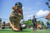 Penyandang disabilitas mengikuti pertandingan balap karung saat perlombaan bagi siswa disabilitas dalam rangka HUT ke-77 Kemerdekaan RI di Panti Dinas Sosial Provinsi Jawa Barat, Cimahi, Jawa Barat, Kamis (18/8/2022). Panti Sosial Rehabilitasi Penyandang Disabilitas Dinas Sosial Provinsi Jawa Barat menggelar berbagai perlombaan bagi disabilitas guna memeriahkan HUT ke-77 RI. ANTARA FOTO/Raisan Al Farisi/agr
