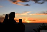 Pendaki melihat momen matahari terbit di kawasan puncak Gunung Lawu di Magetan, Jawa Timur, Rabu (17/8/2022). Momen matahari terbit menjadi salah satu daya tarik bagi para pendaki gunung berketinggian 3.265 meter di atas permukaan laut tersebut. ANTARA Jatim/Siswowidodo/zk