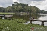 Warga memancing ikan di dermaga wisata Situ Gede Kota Tasikmalaya, Jawa Barat, Kamis (18/8/2022). Pemerintah Provinsi Jawa Barat merealisasikan revitalisasi objek wisata Situ Gede dengan anggaran Rp8 miliar agar lebih menarik dan nyaman dikunjungi wisatawan. ANTARA FOTO/Adeng Bustomi/agr
